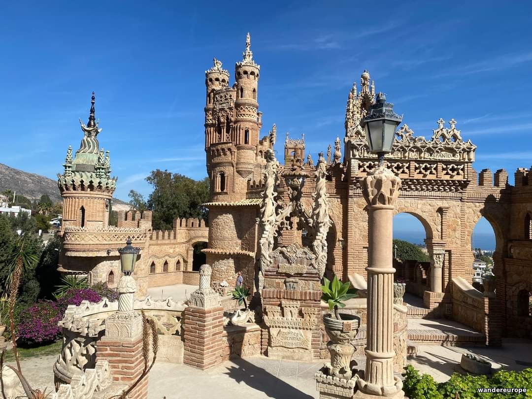 Castillo de Colomares — казковий замок-музей Колумба на березі Коста-дель-Соль