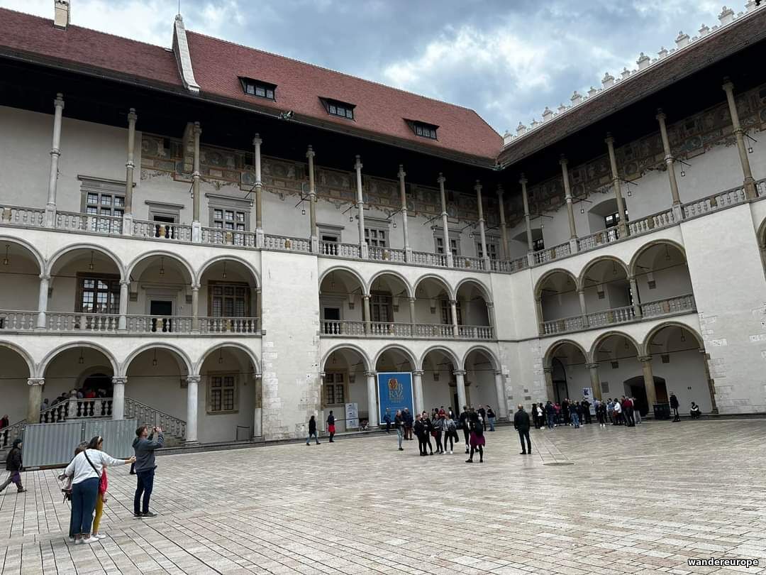 Велич Королівського замку на Вавелі: серце польської історії і культури