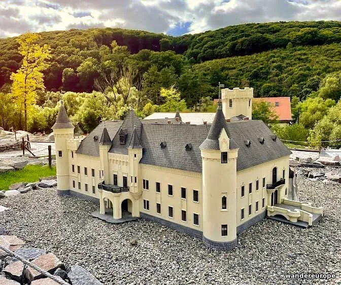 Парк «Mini Transylvania»: чарівний парк мініатюр у самому серці Румунії